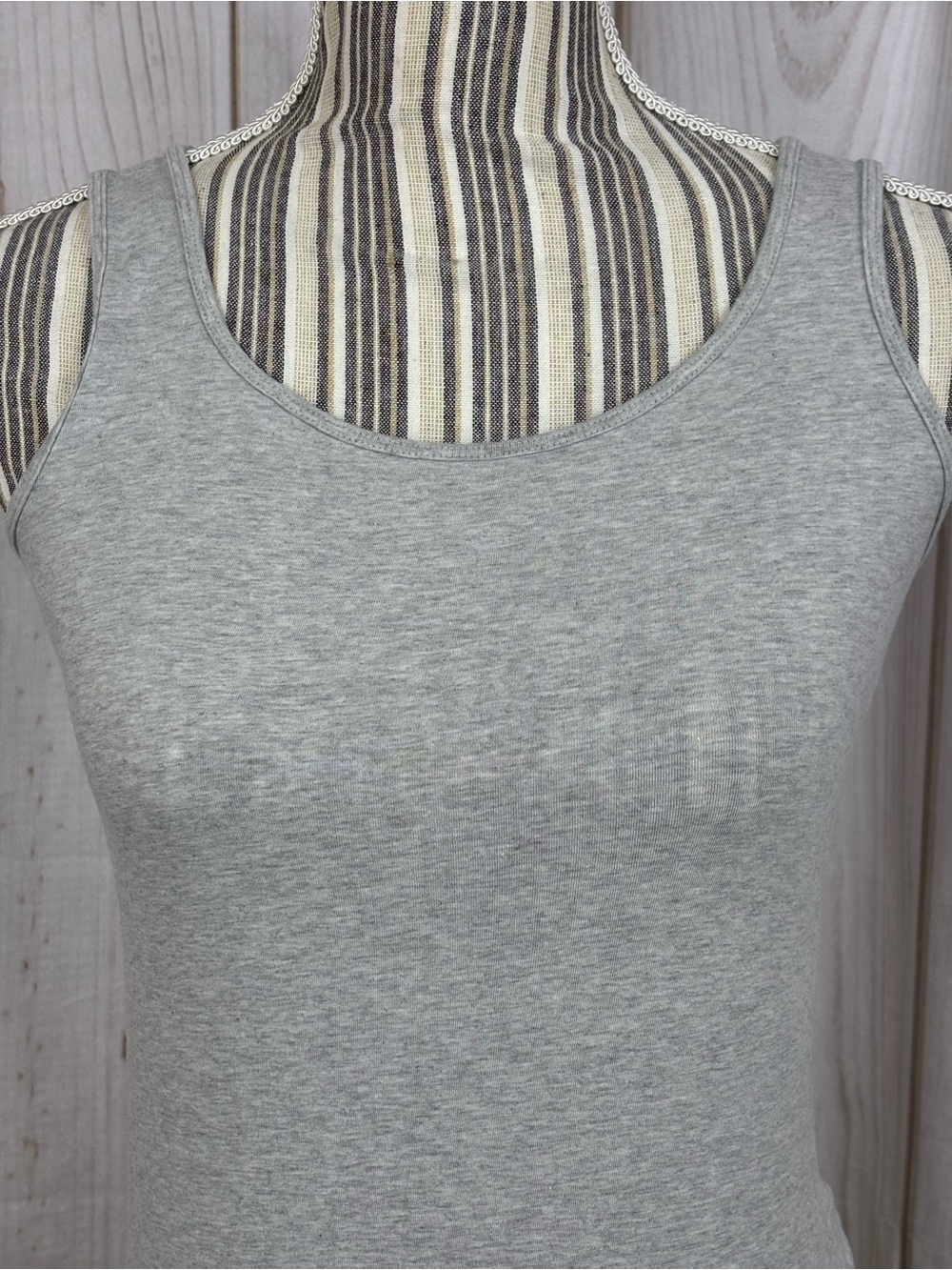 Duluth Trading Co Tank Top Lightweight Flattering Fit Sleeveless Gray Size Small - Picture 4 of 9